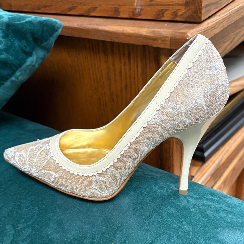 Elegant Lace Pointed-Toe Pump in Ivory